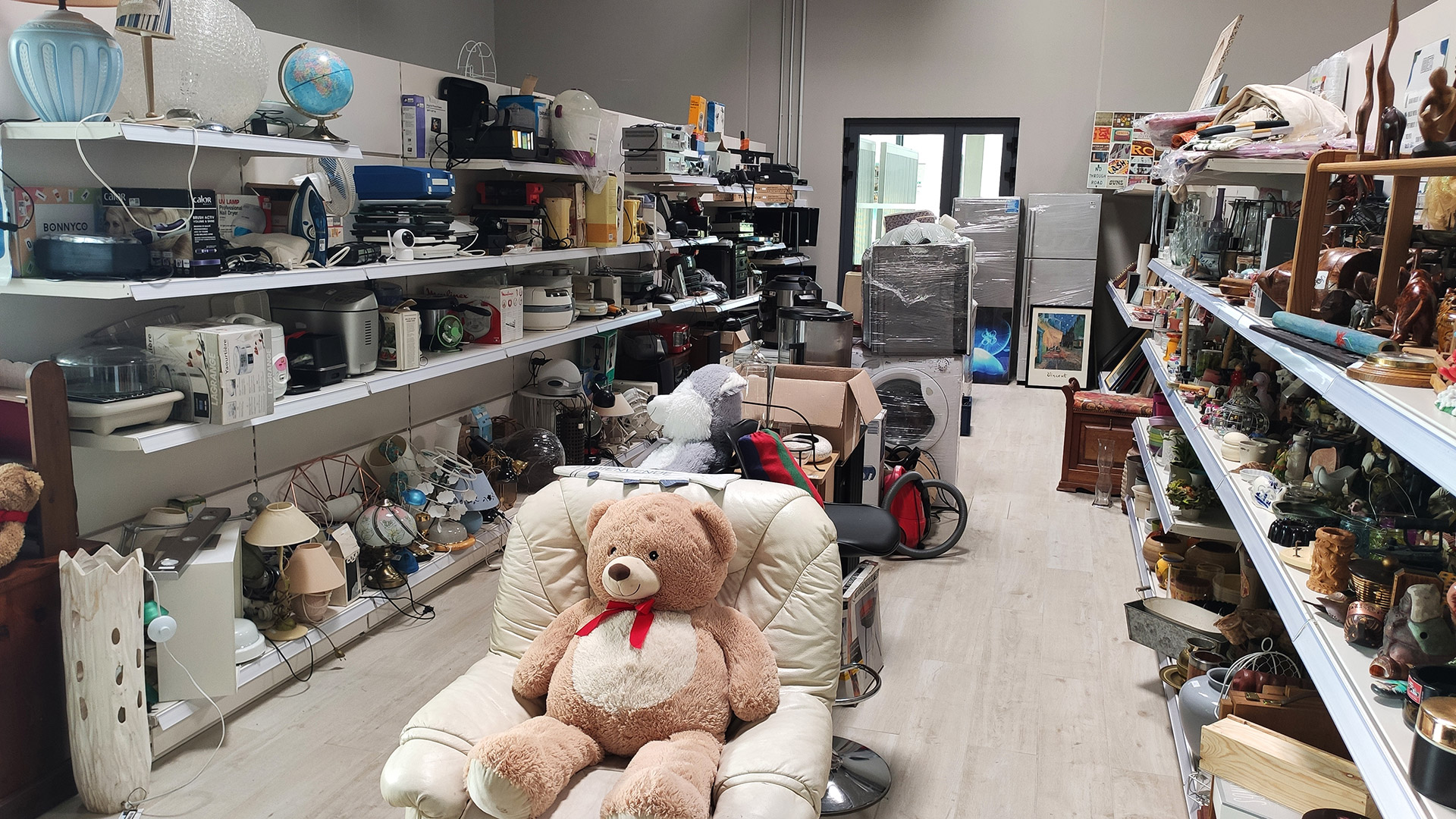 Photo des rayons électroménager et décoration de La Ressourcerie par Re-Saclay