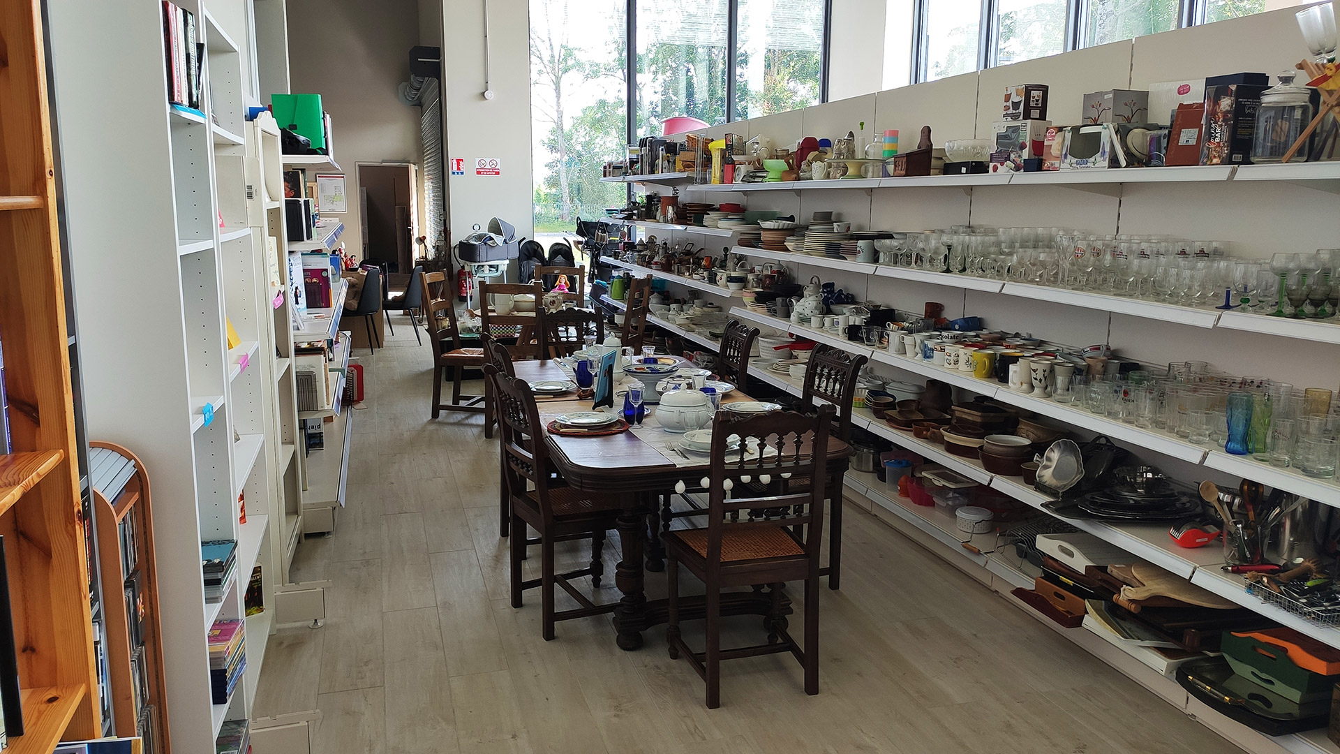 Photo du rayon cuisine et vaisselle de La Ressourcerie par Re-Saclay